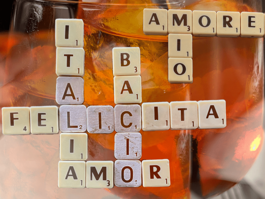 A Scrabbble crossword featuring the words AMORE, VIO, FELICITA, AMOR, ITALIA, and BACIO